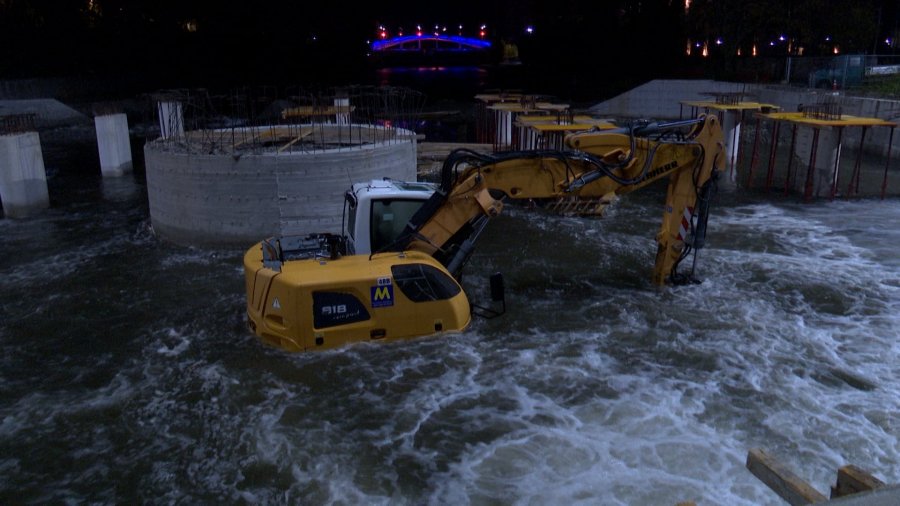 Uji i Ibrit depërton në vendpunishten e urës për këmbësorë