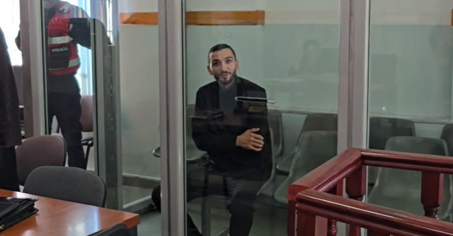 Durrës: Vrau babanë me thikë, 25-vjeçari shfaqet duke qeshur në sallën e gjyqit