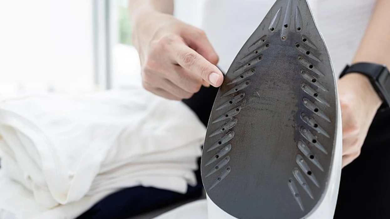 Çuditërisht e thjeshtë, pastroni njollat kokëforta nga hekuri juaj me një paracetamol