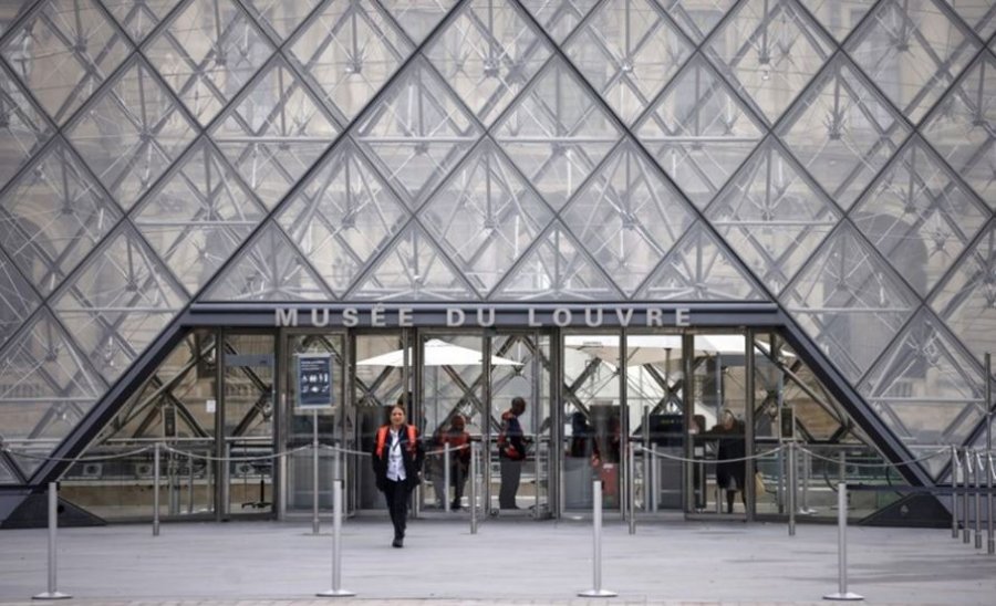 Tre nga katër grabitësit e Luvrit janë arrestuar
