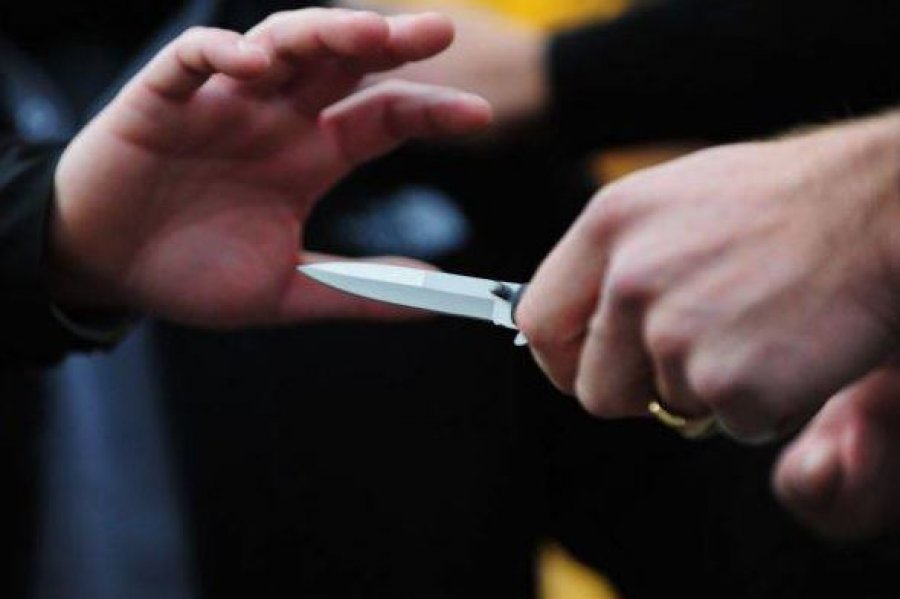 Theret me thikë një person në Podujevë, arrestohen dy të dyshuar