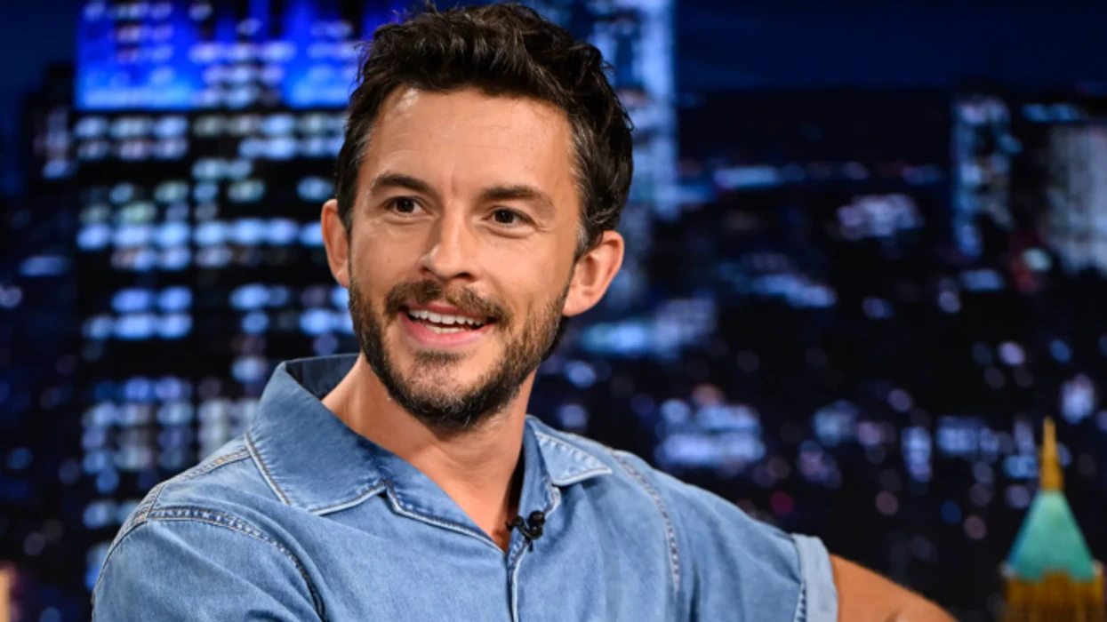 Aktori Jonathan Bailey shpallet “Mashkulli më i pashëm në botë për vitin 2025”