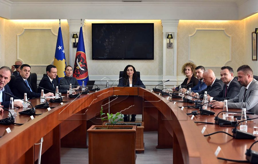 Osmani pret nesër përfaqësuesit e partive politike në takim