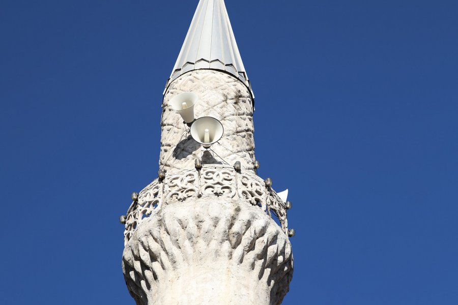 Vidhen para në një xhami në Viti