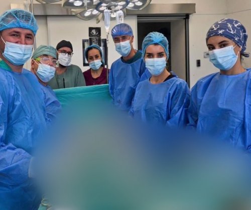 Kryhet intervenim i rrallë në QKUK, pacientes i largohet tumori 16 cm