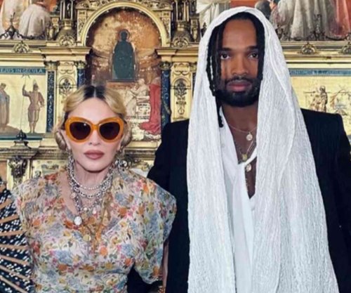 Madonna thuhet se është fejuar me futbollistin 38 vjet më të ri