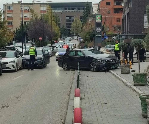 Dy persona të lënduar nga një aksident mes tri veturave në lagjen “Aktash” në Prishtinë