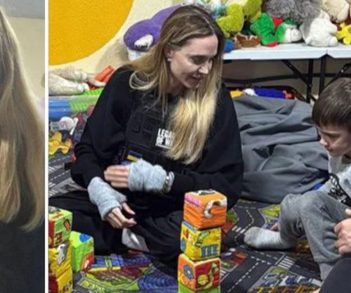 Ylli i kinemasë aktorja amerikane Angelina Jolie viziton qytetin ukrainas të Khersonit