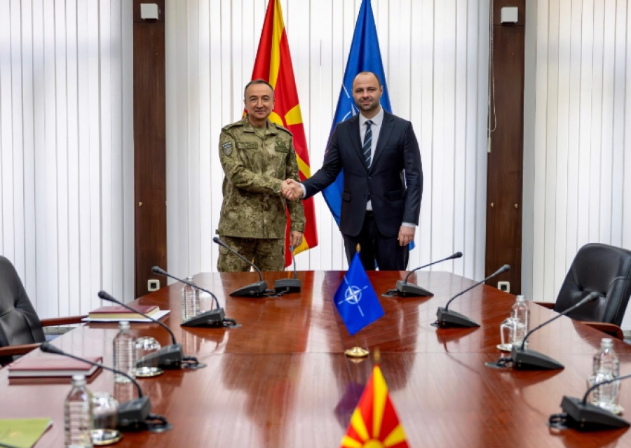 Ulutashi takohet me udhëheqësit e Mbrojtjes së Maqedonisë së Veriut, nënvizohet roli i KFOR-it në Kosovë