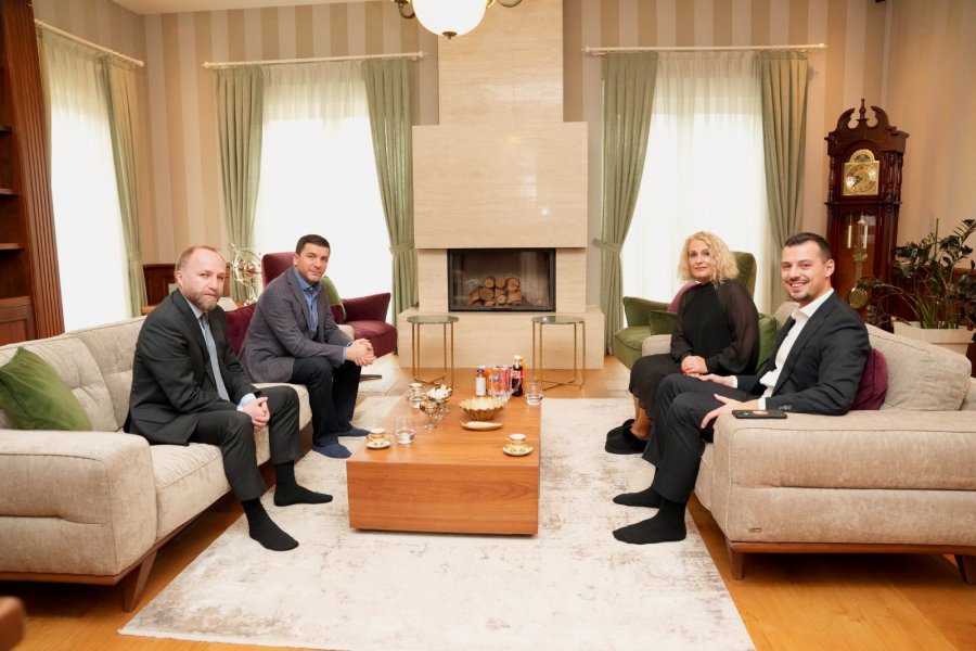 Pesëvjetori i arrestimit, Krasniqi me deputetë të PDK-së vizitojnë familjet e çlirimtarëve: Kosova ju pret