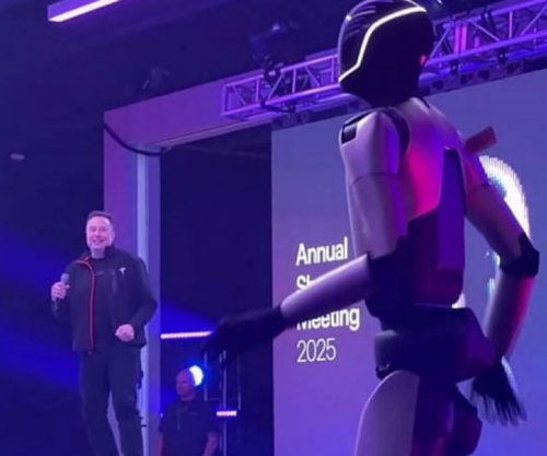 Elon Musk vallëzon me robotin