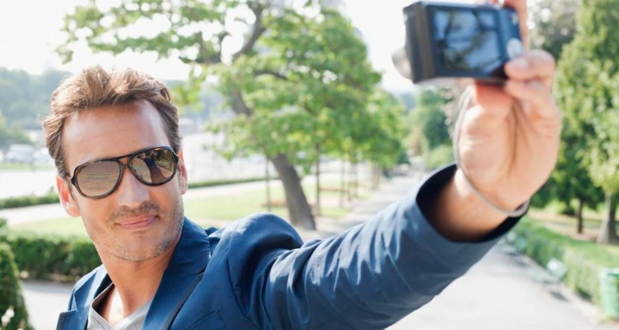 Meshkujt që postojnë shumë selfie janë narcistë