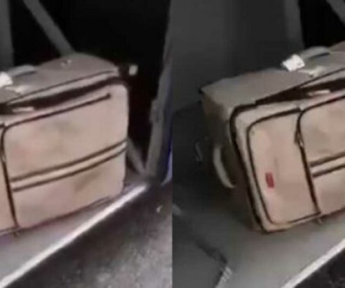 Pasagjerët dëgjuan zëra, gjendet brenda valixhes një grua në Irlandë