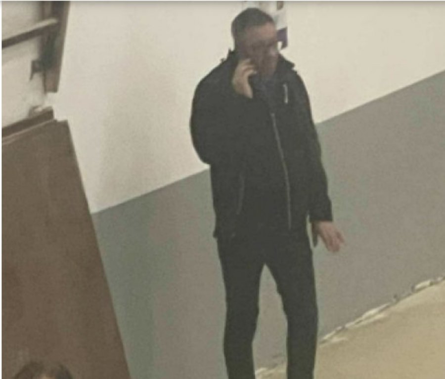 Alban Krasniqi flet me dikë në telefon, në Qendrën e Numërimit në Mitrovicën e Jugut