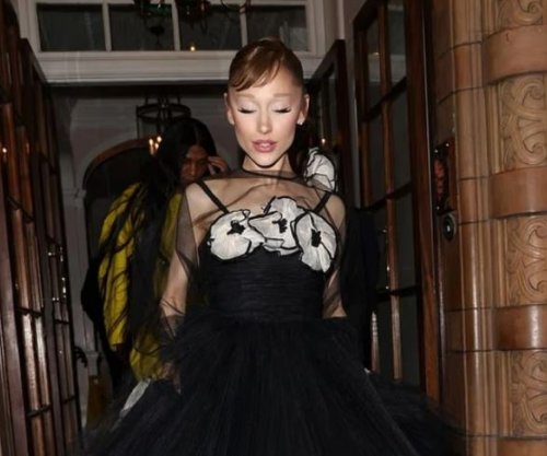 Ariana Grande feston premierën e “Wicked: For Good”, mungon Ethan Slater