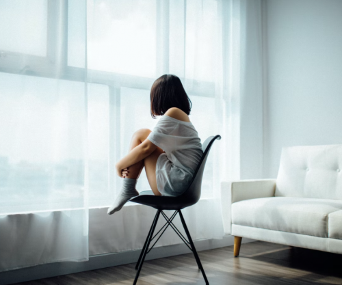 Si të dalloni ndryshimin midis depresionit dhe ankthit?