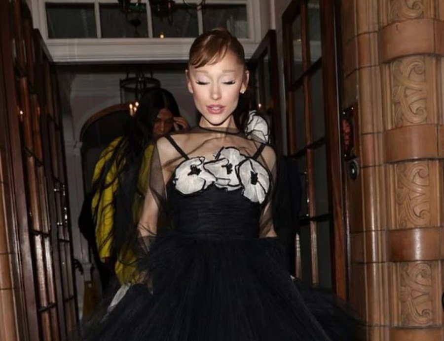 Ariana Grande feston premierën e “Wicked: For Good”, mungon Ethan Slater