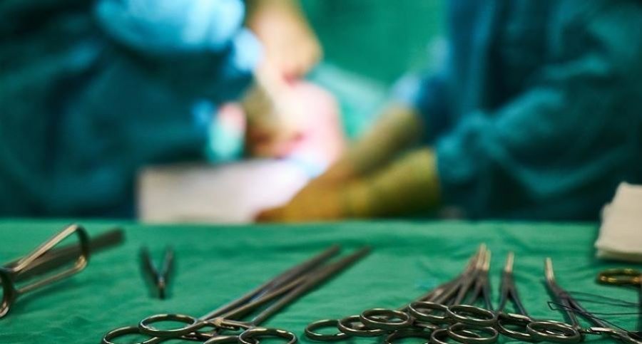 Kirurgët kryejnë operacionin e parë në botë nga distanca për goditjen në tru, përdorën teknologji robotike