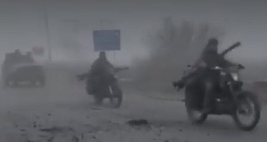 Mjegulla ndihmon forcat ruse të depërtojnë më thellë në qytetin kyç ukrainas, dalin pamjet e rusëve duke hyrë me motoçikleta