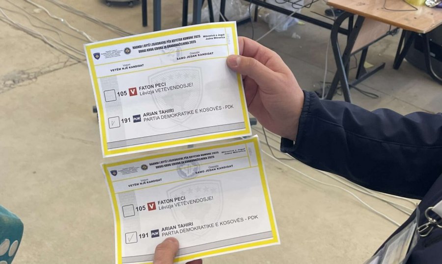 Rreth 75 fletëvotime me numër serik të ndryshëm të hasura në Mitrovicë