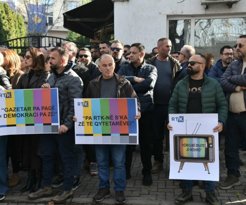Punëtorët e RTK-së edhe sot në protesta për pagat,  të hënën futen në grevë