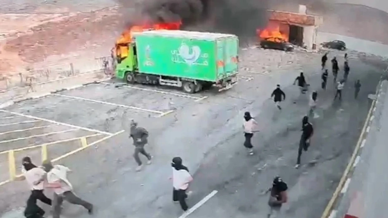 Kamerat e sigurisë regjistrojnë kolonët izraelitë duke sulmuar depon ushqimore palestineze, ua vënë zjarrin edhe kamionëve