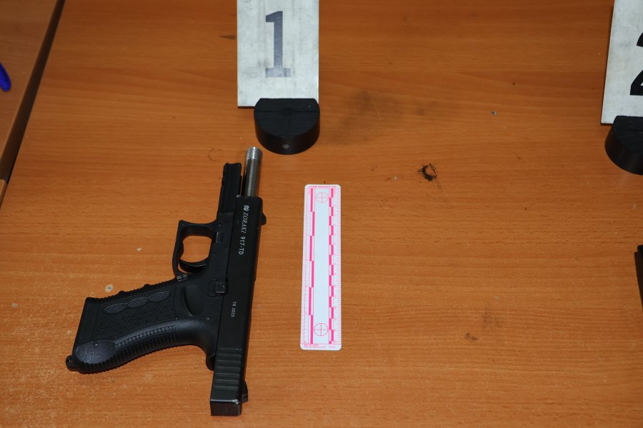 U iki policëve dhe ua drejtoi revolen, arrestohet dhe i konfiskohet arma