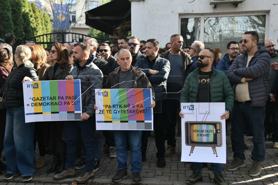 Punëtorët e RTK-së edhe sot në protesta për pagat, të hënën do të futen në grevë