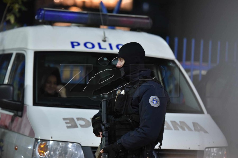 Konfiskohen në Jarinjë uniforma ushtarake me emblema të ushtrisë serbe dhe predhë antitank