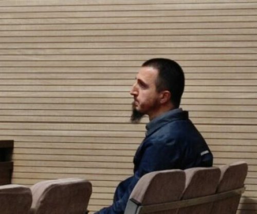 Arsimtari që akuzohet se hodhi në mbeturina flamurin kombëtar dhe plisin, dekalrohet i pafajshëm