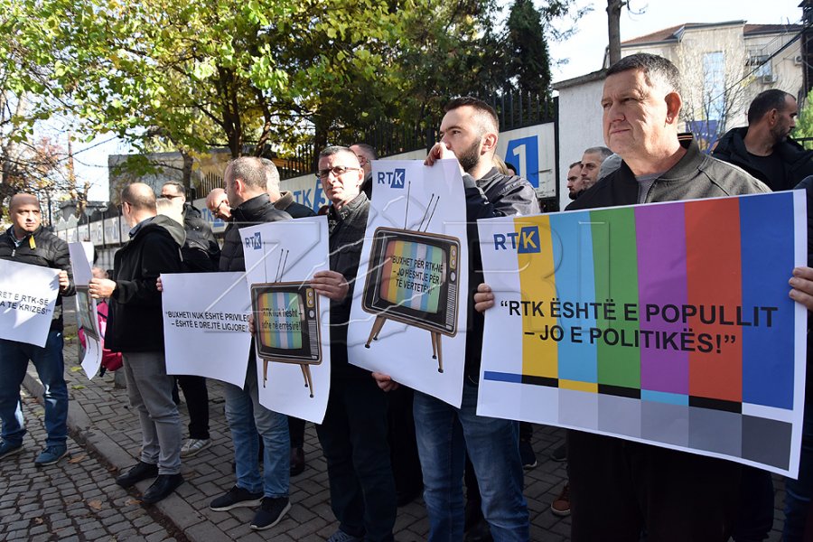 Punëtorët e RTK-së qe 17 ditë pa paga, sot nis greva