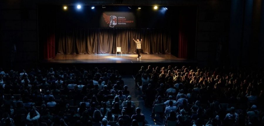 “Zurich Shqip Comedy Festival” publikon përmbledhjen e edicionit të katërt [video]