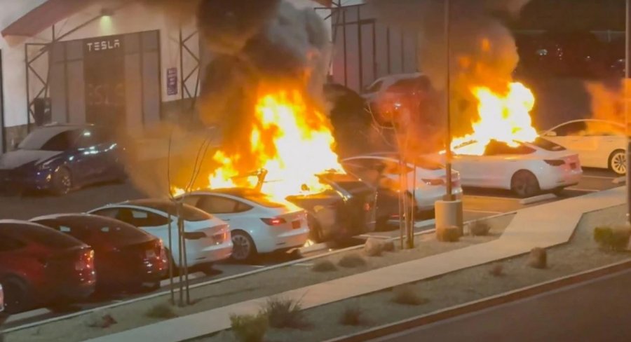 Zjarr masiv në një dyqan Telsa, shkatërrohen dhjetëra vetura
