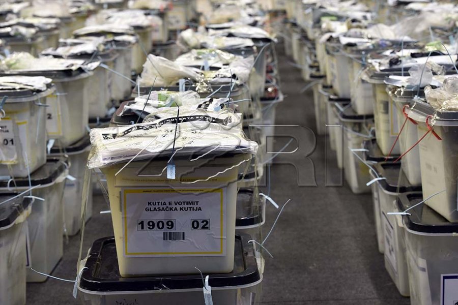 Aprovohen mbi 7 mijë pako me fletëvotime jashtë Kosovës dhe refuzohen 2.570 të tjera, KQZ-ja vazhdon verifikimin