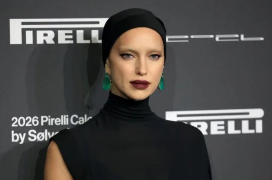 Irina Shayk magjeps në Pragë me paraqitjen dramatike për prezantimin e Kalendarit “Pirelli 2026”