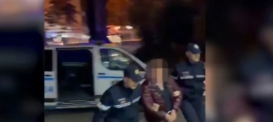 Qarkullonte me armë në brez, Policia publikon pamje nga arrestimi i 53-vjeçarit [video]