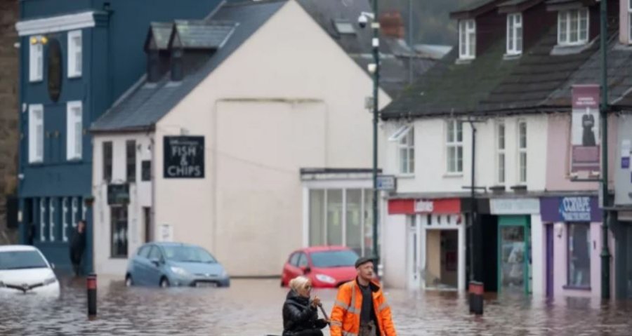 Stuhia “Claudia” godet Uellsin, përmbytjet vërshojnë rrugët e banesat