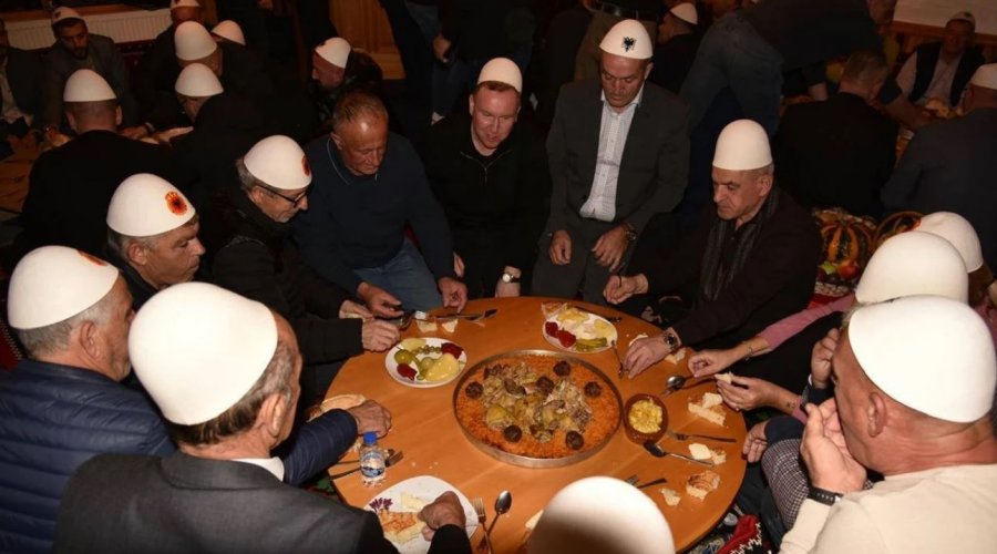 “Darka e Lamës” në konakun e burrave me plisa të bardhë