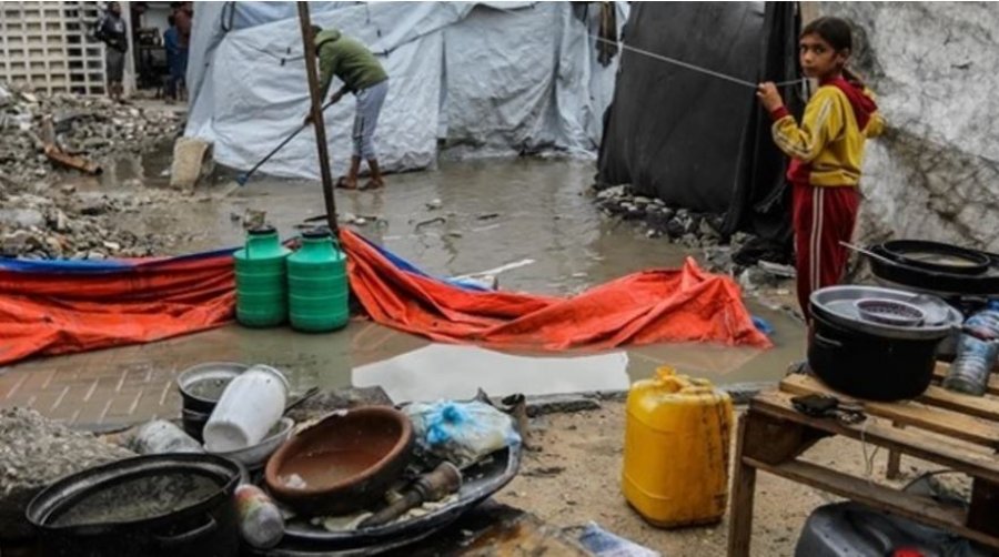 Moti i keq rëndon edhe më shumë gjendjen e të zhvendosurve në Gaza