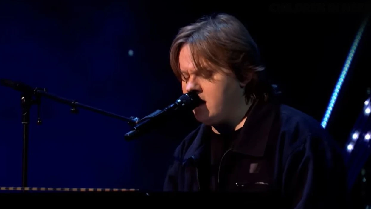 Lewis Capaldi rikthehet me një performancë emocionuese në “Children In Need”, pas dy vitesh pushim