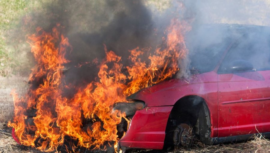 Digjet një veturë në Prishtinë