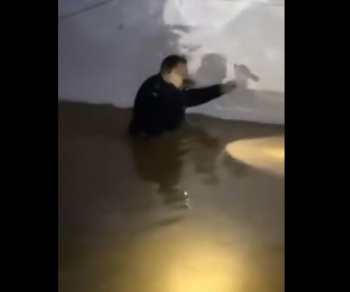 Akt heroik: Policët shpëtojnë dy persona të moshuar nga vërshimet