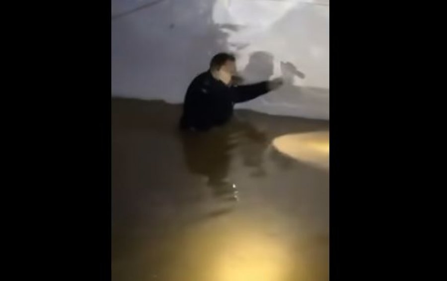 Akt heroik: Policët shpëtojnë dy persona të moshuar nga vërshimet