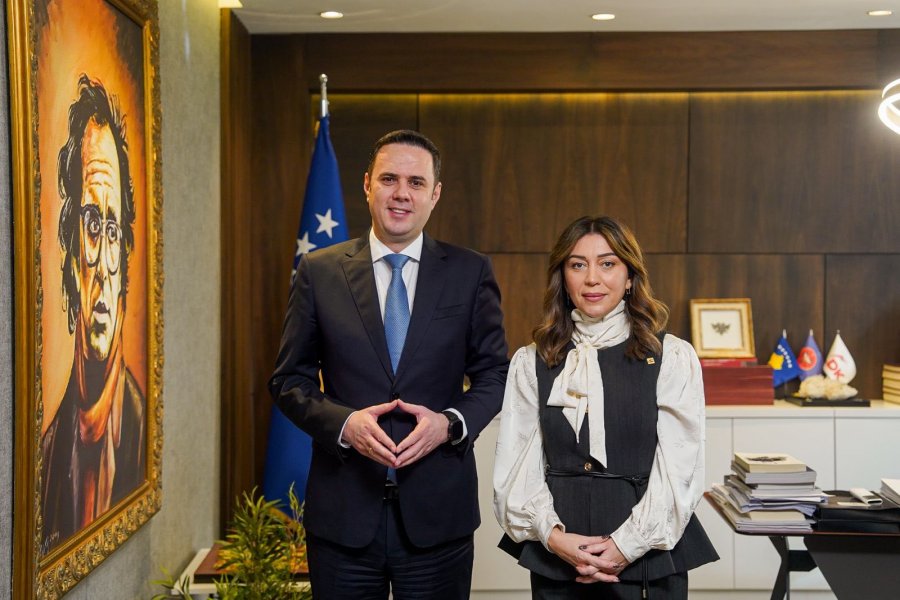 Këngëtarja Adelina Thaçi i bashkohet LDK-së