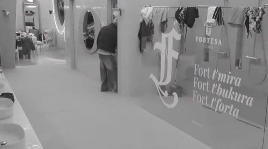 Thyen rregullat e shtëpisë, momenti kur Londrimi dhe Alba futen bashkë në banjo