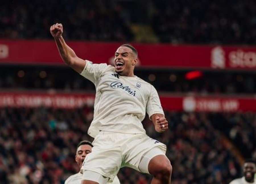 Liverpooli po humbet nga Nottinghami, pas pjesës së parë