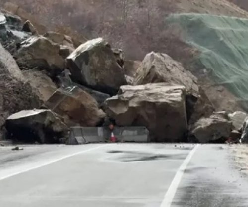 Rrëshqitja masive e shkëmbinjve bllokon rrugën Qukës-Qafë Plloçë