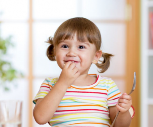 Ushqimet që nuk duhet dhënë fëmijëve tuaj asnjëherë