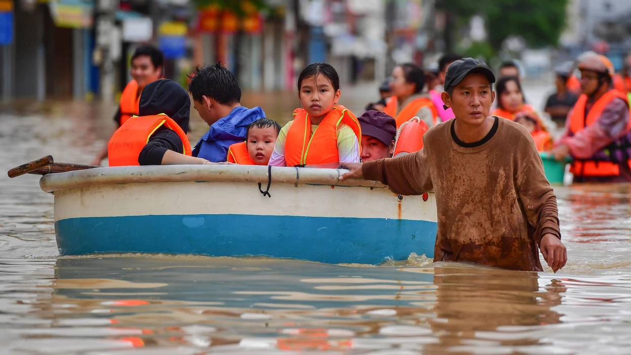 Vietnami goditet nga moti i keq, 90 të vdekur nga shirat e rrëmbyeshëm