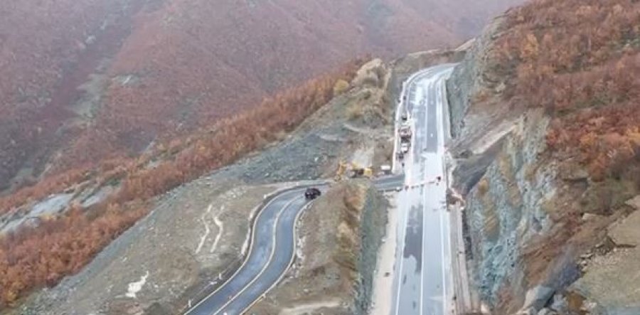 Rënia e gurëve në aksin Qukës-Qafë Plloçë, Autoriteti Rrugor Shqiptar bën thirrje për kujdes